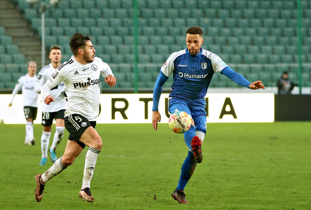 Ihn gilt es im letzten Drittel zu bedienen: Luc Castaignos (r.). Dem FCM-Neuzugang – hier im Testspiel gegen Legia Warschaus Yuri Ribeiro – fehlte in Düsseldorf vor dem Tor nur das Glück.