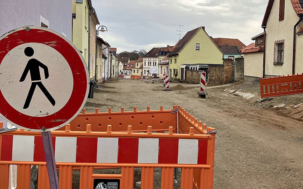 Blick in die Poststraße, wo die Bauarbeiten  für die  Medienversorgung der Grundstücke  abgeschlossen sind.