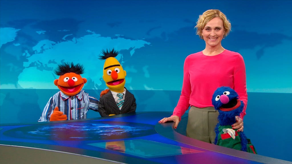 „Tagesthemen“-Moderatorin Caren Miosga mit Ernie (l-r), Bert und Grobi in der Kulisse der ARD-Nachrichtensendung.
