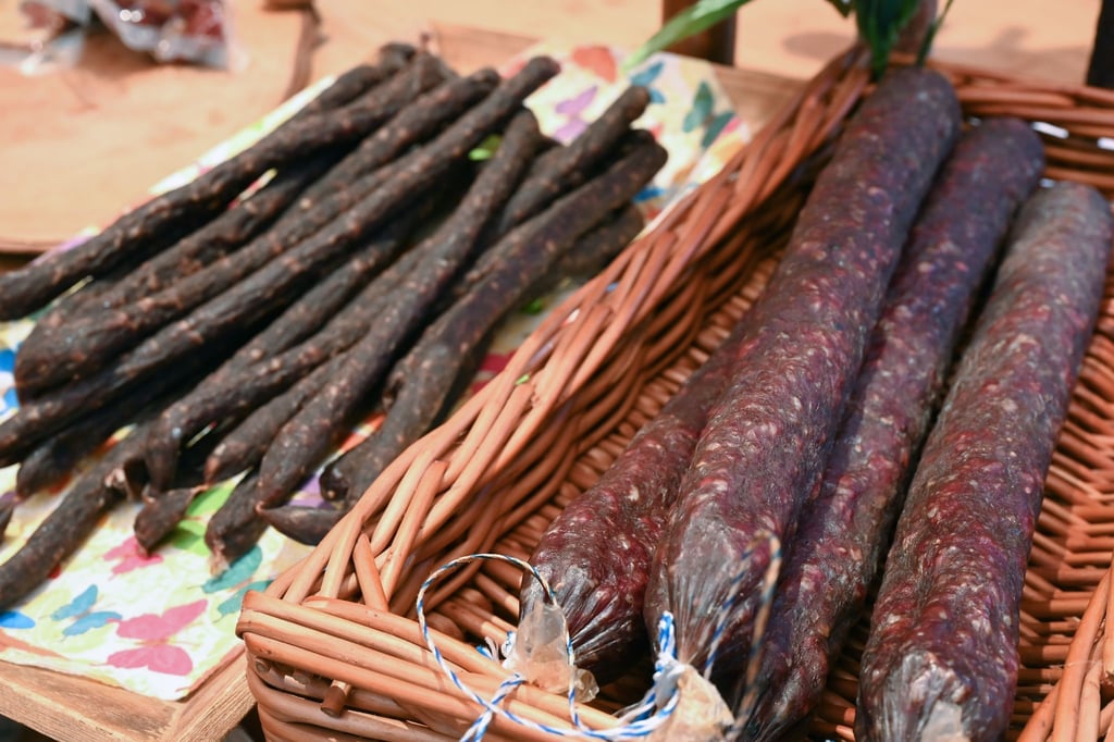 Pfefferbeißer (l) und Stracken liegen im Wildladen auf dem Tresen. Es muss nicht immer der edle Reh- oder Hirschrücken sein.