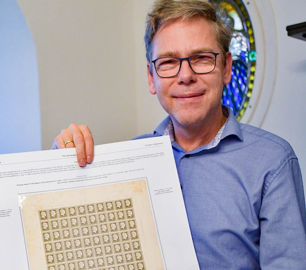 Alfred Schmidt mit einem kompletten Drucksatz von preußischen Briefmarken. Der Haldensleber ist Weltmeister geworden. 