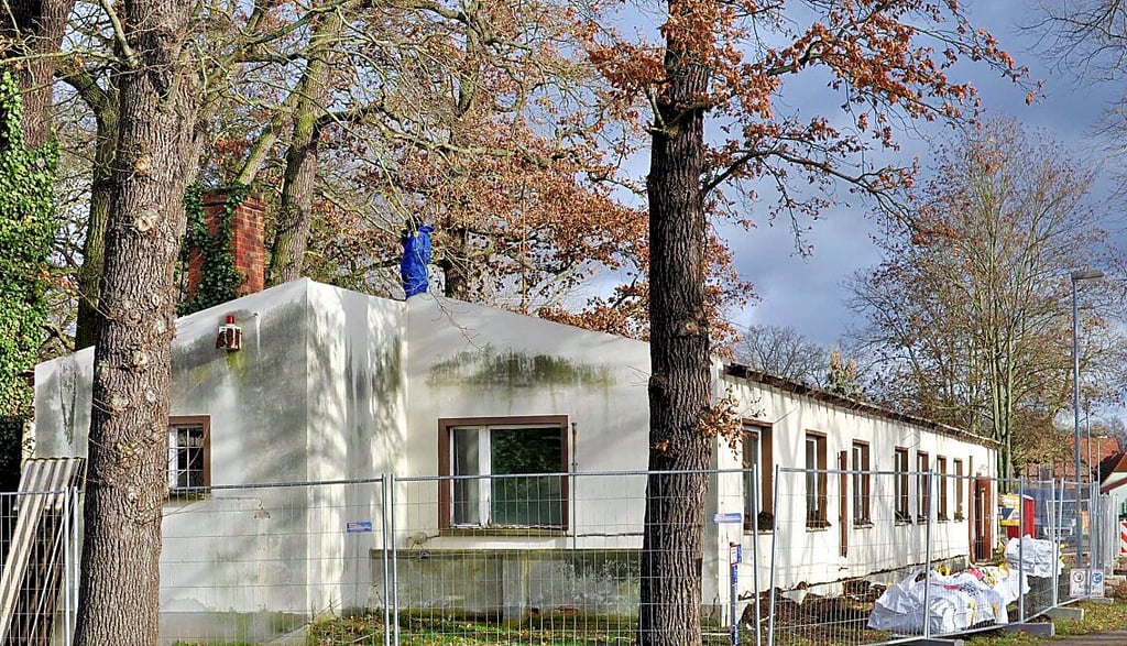 Die alte Gemeindebaracke in Parchen wird derzeit abgerissen.