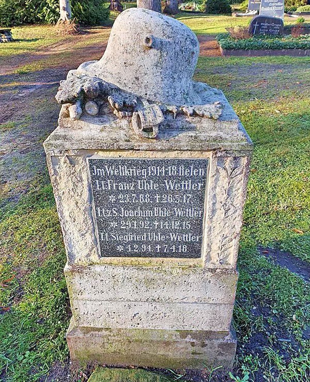 Ein Steinmetzbetrieb hat den Grabstein dem Umfeld angemessen gesäubert und verfugt.