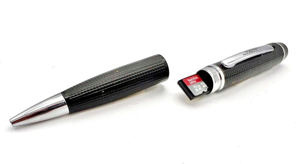 Im Kugelschreiber ist eine Speicherkarte versteckt. Die Mini-Linse befindet sich oberhalb des Metallclips.