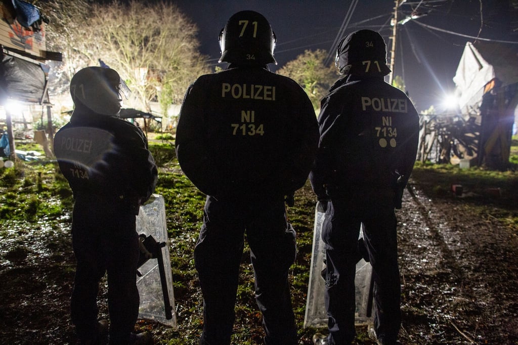 Polizeibeamte stehen in dem Klimacamp bereit.