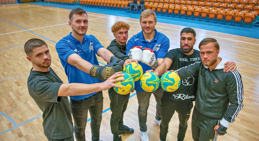 Die Anhalt-Arena, das „Wohnzimmer“ des DRHV, wird am 25. März zum Mittelpunkt von „Beat and Box“. Dass Sport verbindet, demonstrieren die Handballer Timo Löser (2.v.l.) und Patrick Gempp (3.v.r.) sowie die jungen Boxprofis John BIelenberg, Menal Topcu, Tom Sander und Gianni Dedic (v.r.n.l.).