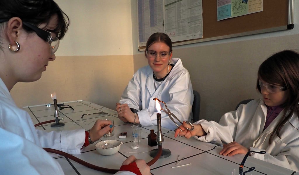 Feurige Experimente nahmen ältere Schüler zusammen mit den kleinen Gästen im Chemiekabinett vor. Es war auch ein Anliegen dieses Hausfestes, dass die potenziellen Neuankömmlinge spätere Mitschüler schon mal kennenlernen.