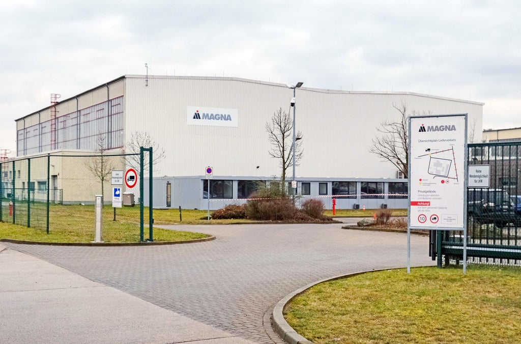 Der Eingang zum Magna-Werksgelände in Roitzsch: Hier arbeiten etwa 300 Beschäftigte, viele von ihnen auch aus der Region.