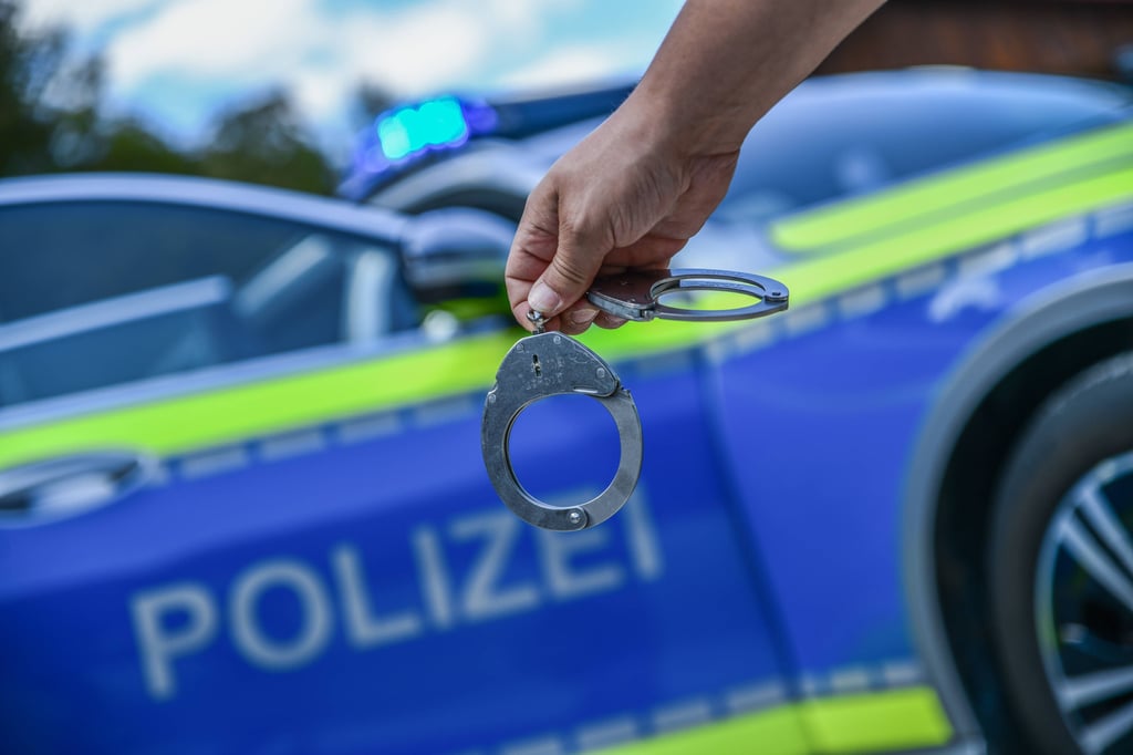 Die Polizei konnte die beiden Männer stellen, die nach dem Unfall flüchten wollten.