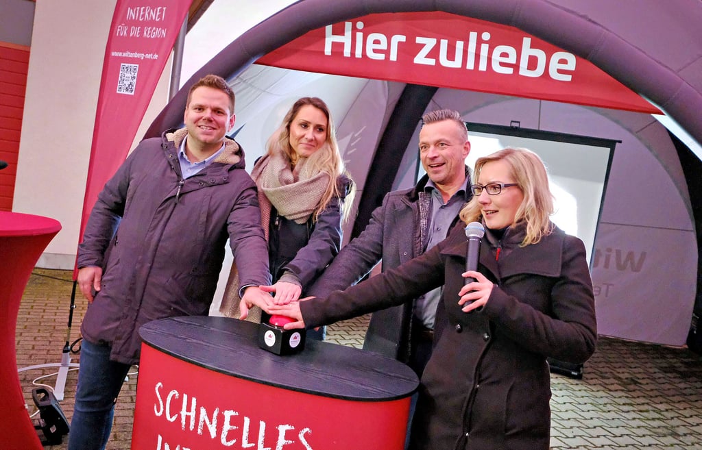 Stadtratsvorsitzender Nils Naumann, Maret Römmling, Landrat Andy Grabner und Sabrina-Maria Geißler (v.l.) starteten symbolisch das Netz.