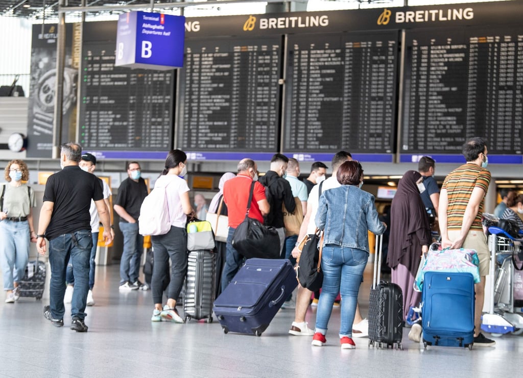 Passagiere auf dem Flughafen in Frankfurt am Main. Wer aus China einreist, muss sich auf Corona testen lassen.