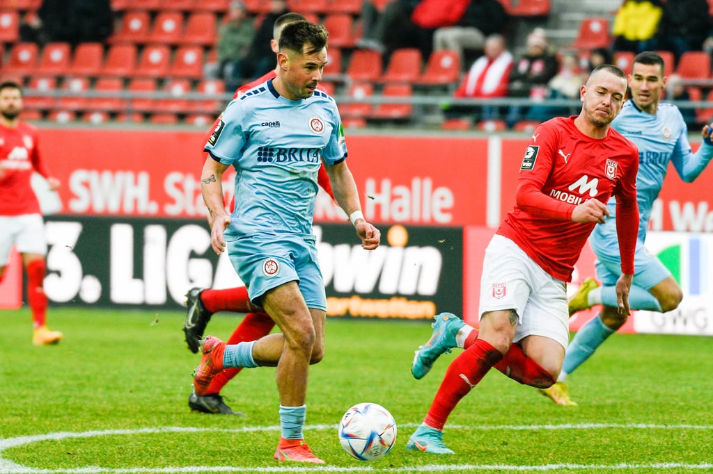 Wiesbadens Thijmen Goppel (l.) trifft in dieser Szene zum 2:0 gegen den HFC.