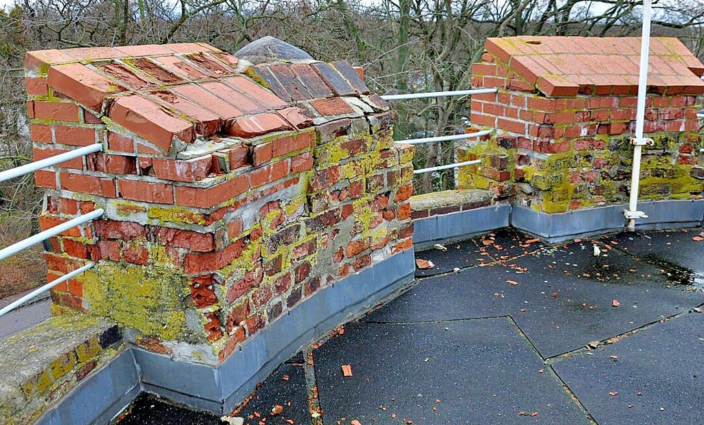 Die Zinnen des als Sternwarte bekannten Stadtmauerturms auf dem Gelände des Francisceums sind äußerst marode.