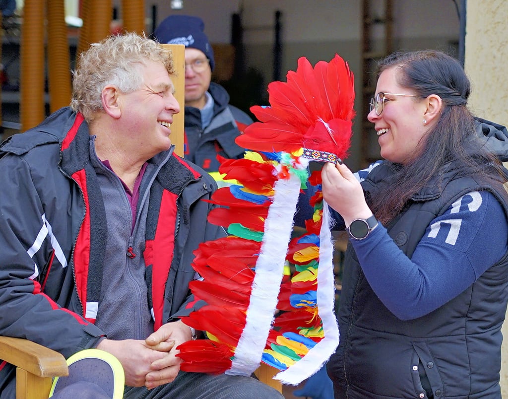 Mit einer Häuptlingshaube schmückt Jerichows Ordnungsamtsmitarbeiterin Katja Gericke das Haupt von Noch-Stadtwehrleiter Ralf Braunschweig. Fast 30 Jahre lenkte er die Geschicke der Freiwilligen Feuerwehr in Jerichow.