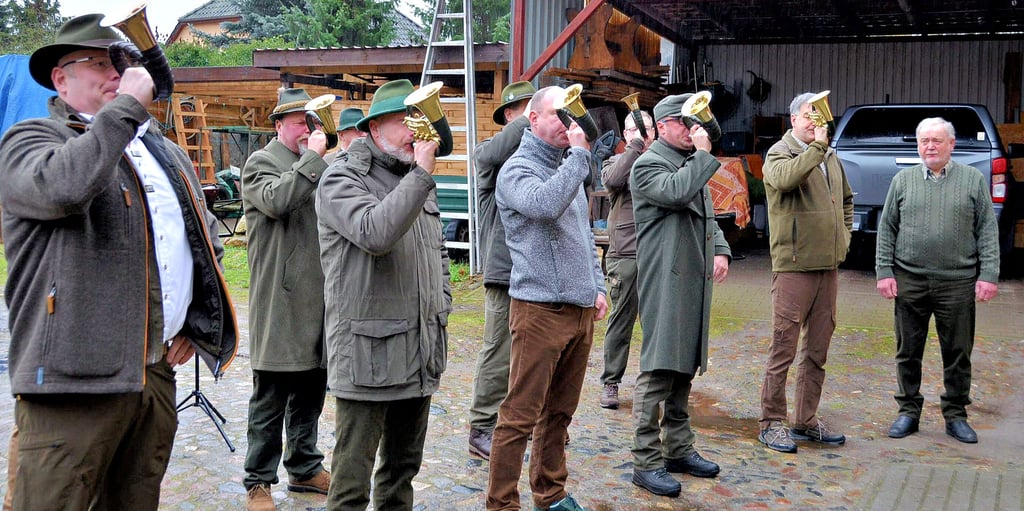 Zum runden Geburtstag von Kreisjägermeister Günter Scheffler (rechts) durfte ein Ständchen von den Bläsern der Havelberger Jägerschaft nicht fehlen. Deren Leiter Marko Braunschweig (2. von rechts) übermittelte dem Jubilar herzliche Grüße.