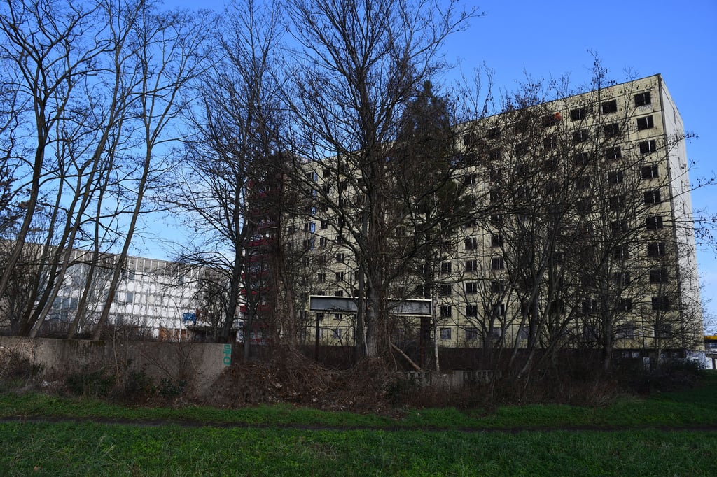 An der früheren Parteischule in Magdeburg beginnen die Vorbereitungen für den Wohnungsbau.