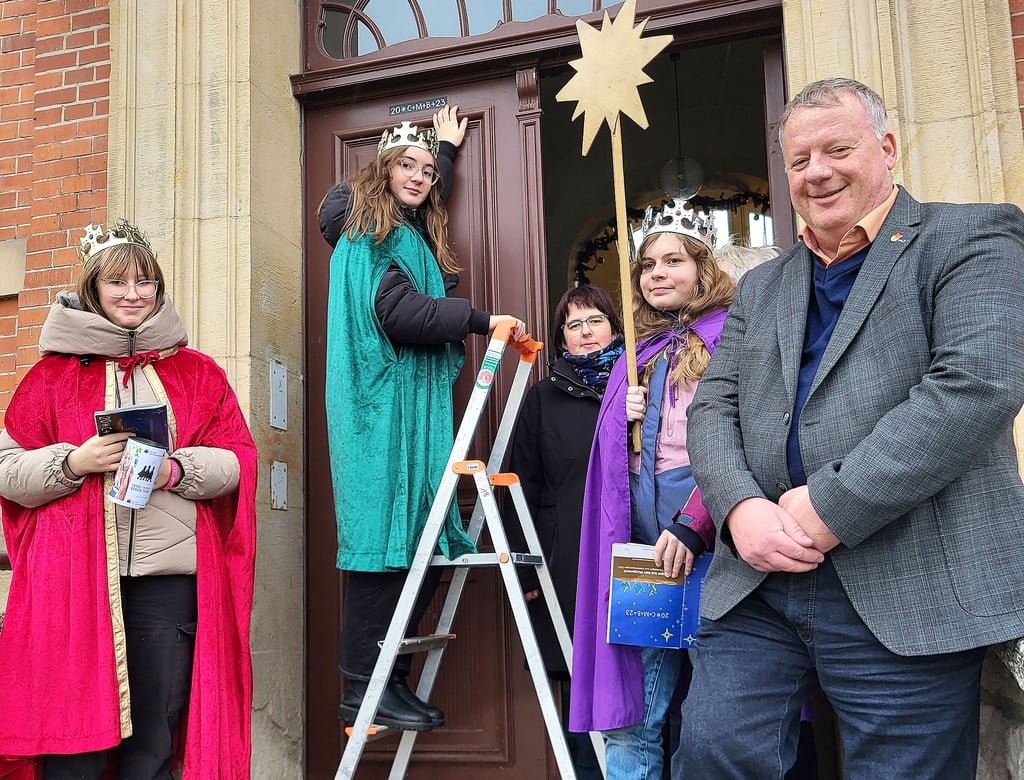 René Zok (rechts) hat als Bürgermeister laut eigenen Angaben mehr Termine als in der ersten Amtszeit. Dazu gehören auch erfreuliche Besuche, wie der der Sternsinger, die am Rathaus vorbeischauten.