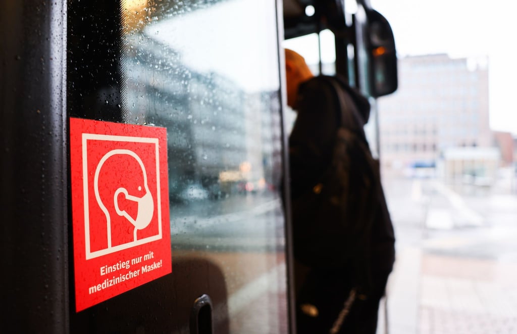 Ist bald in mehreren Bundesländern Geschichte: Das Tragen einer Maske im Bus.