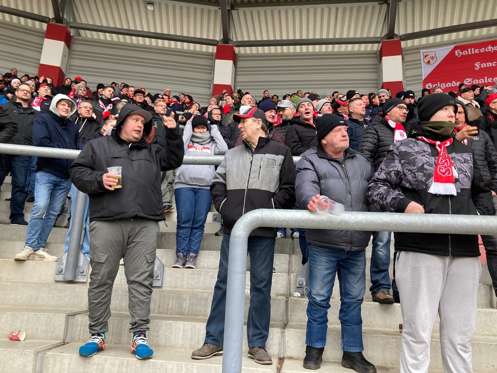 Mitfiebern und Bangen in der Fankurve: HFC-Anhänger beim Samstagsspiel gegen Freiburg