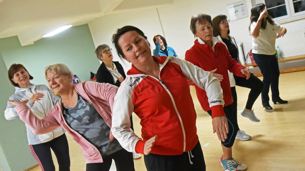 Vorfreude auf die anstehenden Karnevalsveranstaltungen: Die Damengarde trainiert gemeinsam ihr Tanzmedley.