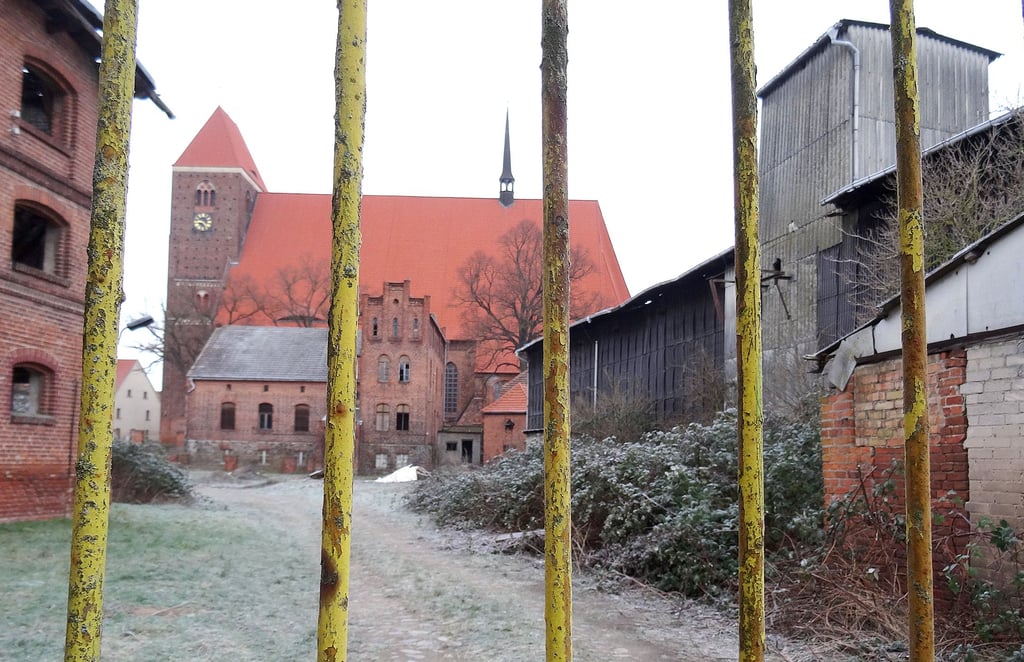 Blick aufs Komtureigelände in Werben: Im Verwalterhaus geradezu soll in diesem Jahr die Sanierung beginnen.