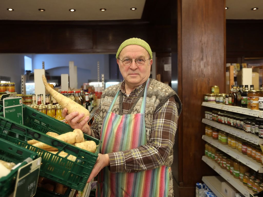 Möglichst saisonal und wenn es sinnvoll erscheint, regional: Peter Karojet verkauft in seinem Bioladen „ÖkoHalle“ in der Geiststraße 21 auch Wurzelgemüse wie Pastinaken.