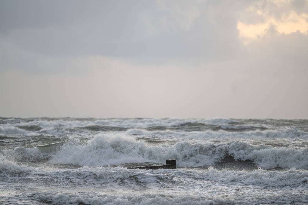 Ein Sturmtief sorgt an der Ostsee derzeit für Extremwetter - an Badeurlaub ist nicht zu denken.