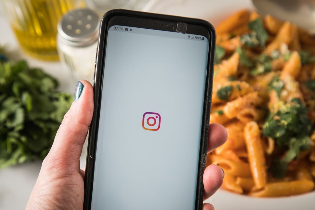 Das Smartphone auch mal zur Seite legen: Viele Menschen wollen im neuen Jahr zeitweise auf digitale Geräte verzichten.
