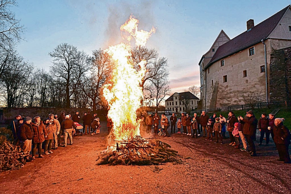 "Abschied vom Baum" auf der Wasserburg mit vielen Besuchern