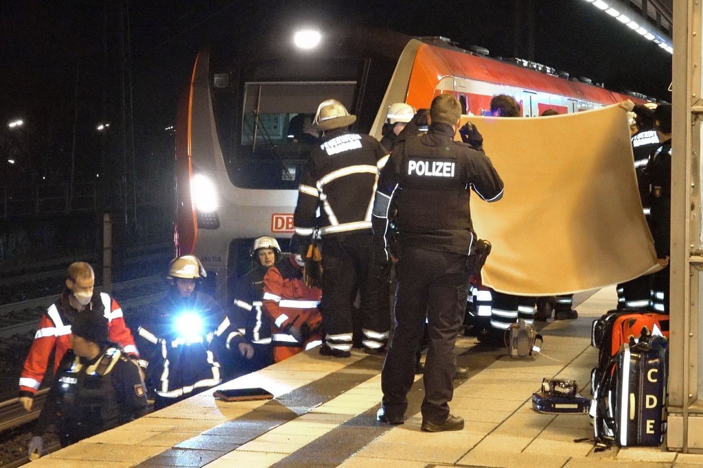 Rettungskräfte arbeiten an der Unfallstelle.