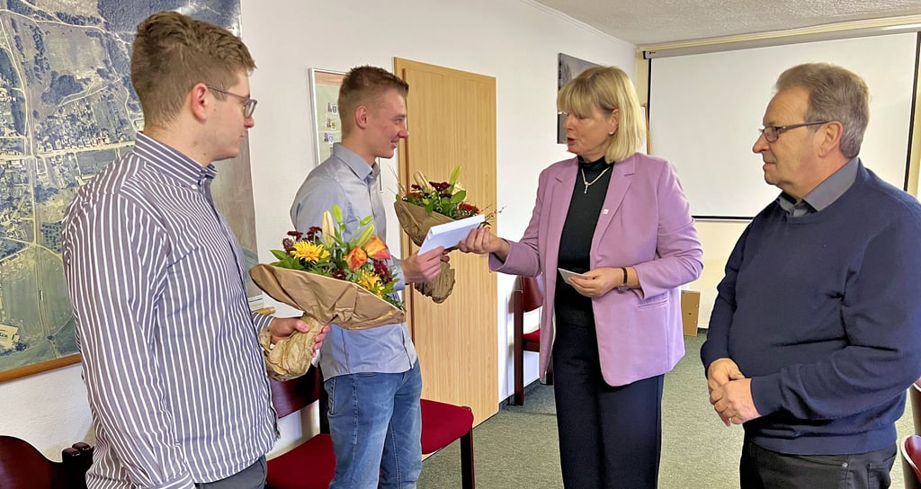 Alexander Möbius aus Schönhausen und Tom Hünemörder aus Neukamern wurden von Verbandsgemeindebürgermeisterin Steffi Friedebold und dem Schönhauser Bürgermeister Jürgen Mund (von links) für ihre sehr guten Abschlüsse bei der Lehrausbildung mit Präsenten geehrt.