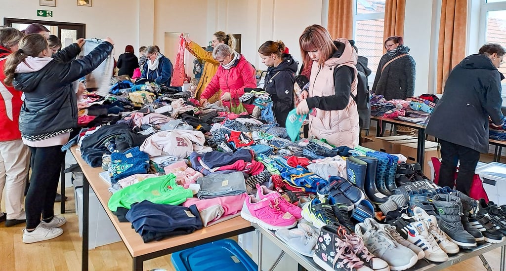 Schon ab dem frühen Morgen sind die Angebote bei der Kauf- und Tauschbörse in Greppin am Sonnabend sehr gefragt. Der Heimatverein engagiert sich hier für diese mehrmaligen Aktionen im Jahr – und punktet damit.