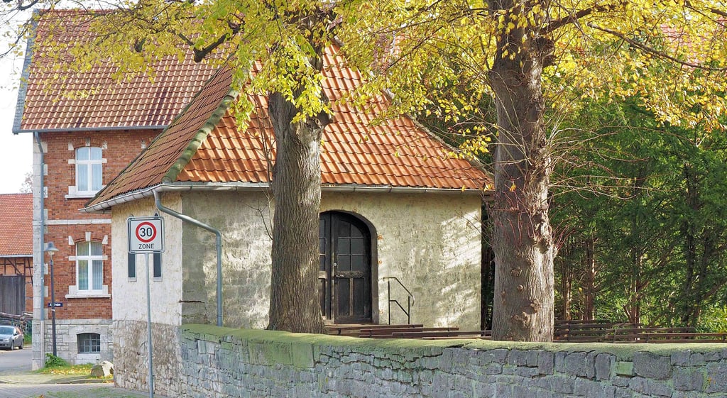 Dieses Foto von der kleinen Deersheimer Trauerhalle ist schon etwas mehr als fünf Jahre alt. Damals war entschieden worden, dass auf dem Friedhof an anderer Stelle ein Neubau entstehen soll. 2023 könnte es nun wirklich soweit sein. Tatsächlich steht die Trauerhalle schon seit 2013 im Investitionsplan der Stadt. Anfangs als Sanierung und Erweiterung durch Anbau angestrebt, waren dafür aber die beiden Bäume im Vordergrund im Weg.