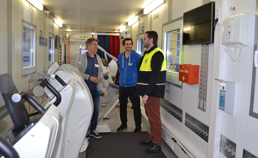 Der Osterweddinger Edeka-Betriebsleiter Manuel Heidenreich (r.) im Gespräch mit den beiden Fitness-Trainern, Björn Kirsch (lM.) und Dr. Christoph Jolk.