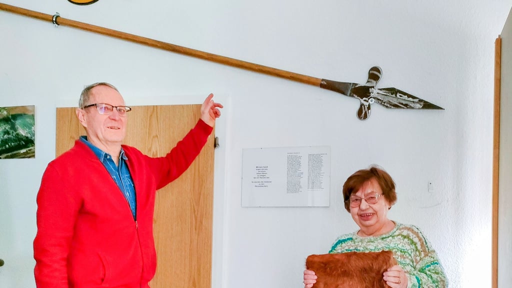 Heimatvereinsvorsitzender Joachim Rosenthal und Kassenwartin Gabriele Kirchschlager bereiten die Veranstaltung zum Stadtrecht vor.