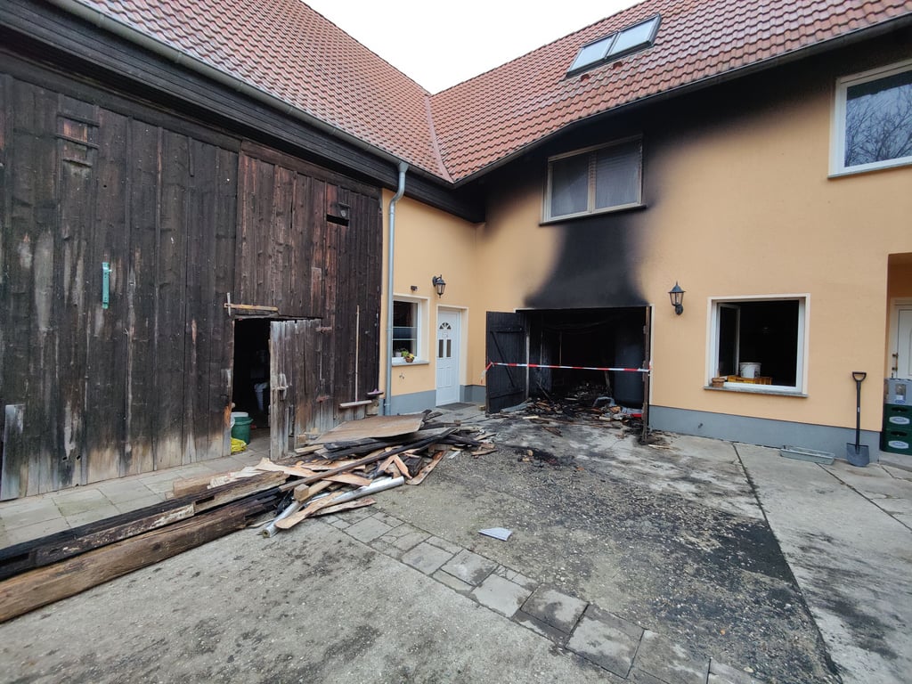 Der Heizungsraum der Pension „Sabine“ in Nellschütz stand am Montagabend in Flammen. In der Pension fehlt es jetzt an Heizung, Warmwasser und Strom. Gäste können vorerst nicht mehr einquartiert werden. Für den Betreiber bricht damit eine Existenzgrundlage weg.