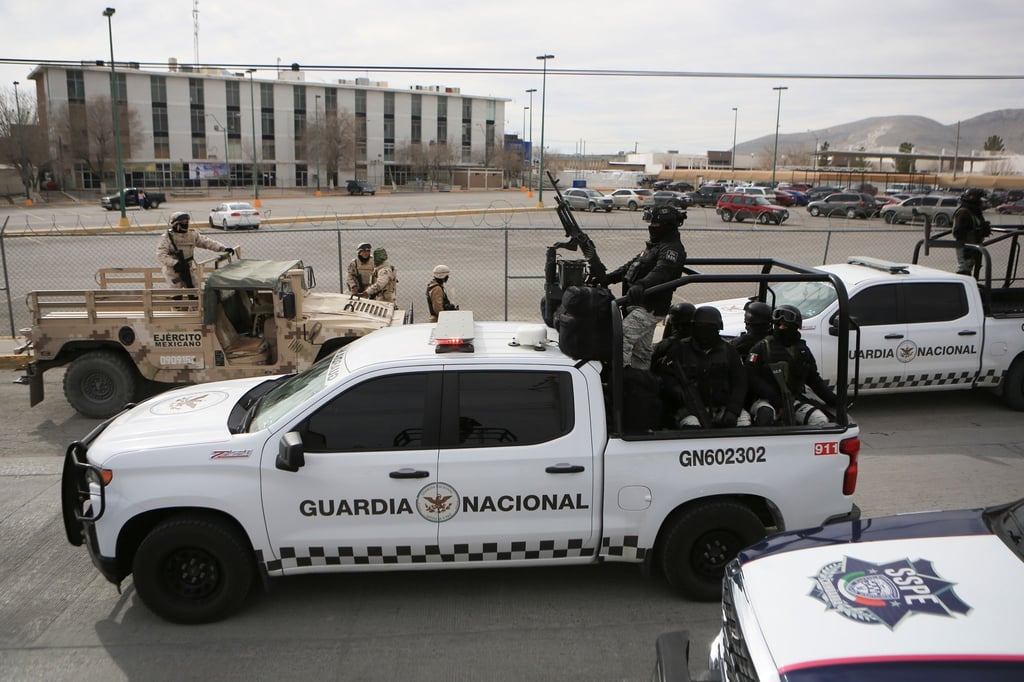 Die mexikanische Nationalgarde hält Wache vor dem Staatsgefängnis in Ciudad Juárez.