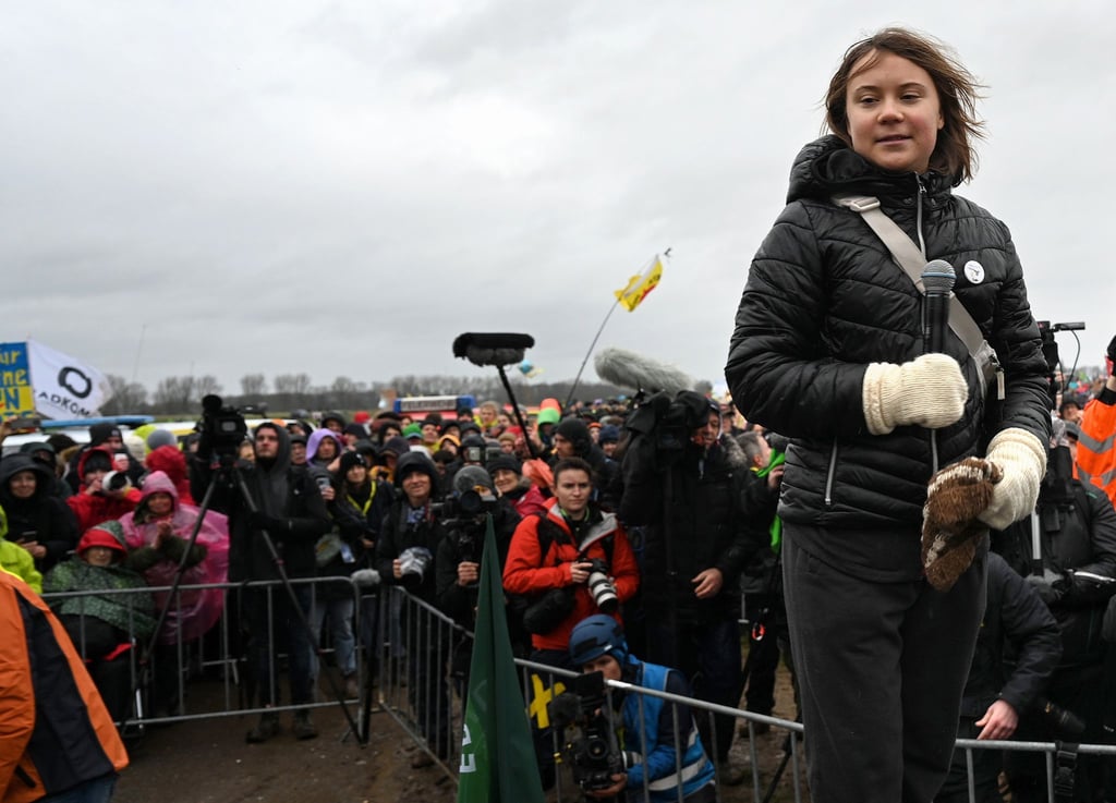 Klimaaktivistin Greta Thunberg steht auf der Bühne bei Lützerath.
