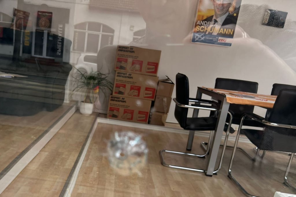 Eine Kugel durchschlug die Fensterscheibe des Wahlkreisbüro des CDU-Abgeordneten Andreas Schumann in Magdeburg. Erneut ist das CDU-Büro angegriffen wurden. 