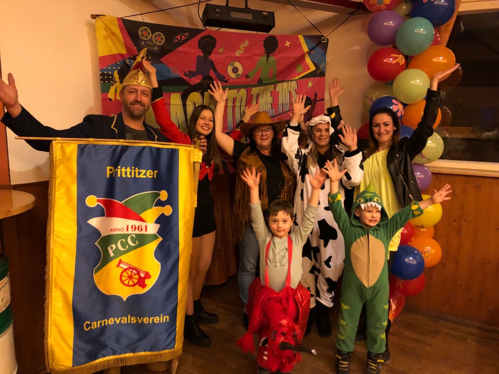 In Partystimmung: André Korn und die „Chickendales“ vom 1. PCC, Emily Korn, Ines Löber, Nadine Hallbauer, Carolin Rauner (v.l.) sowie die beiden „Drachen“ Alfred Löber (vorne r.) Ole Hallbauer freuen sich auf die närrischen Tage.