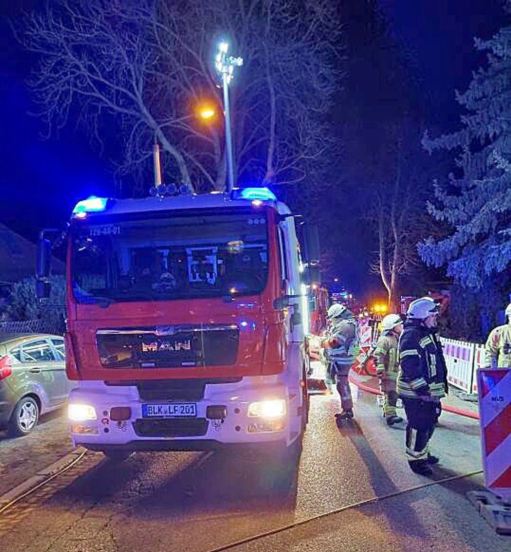 Die Feuerwehr rückte zu einem Kellerbrand im Flemminger Weg in Naumburg aus.