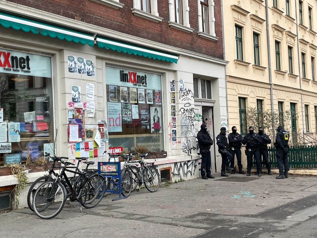 Die Polizei hat in Leipzig-Connewitz am Donnerstagmorgen zwei Objekte durchsucht.
