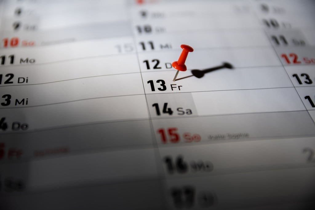 Haben Sie sich Freitag, den 13. gut sichtbar im Kalender markiert? Dabei ist die Angst vor diesem Datum laut einer Schadenstatistik unbegründet.