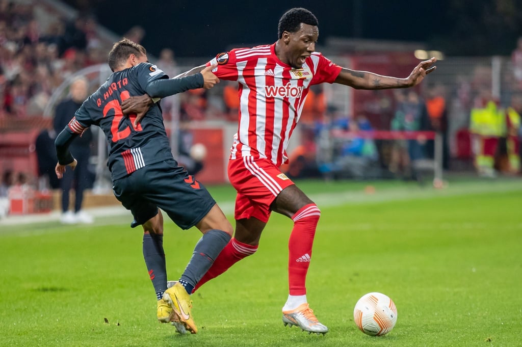 Ricardo Horta von SC Braga kämpft gegen Berlins Sheraldo Becker (r) um den Ball.