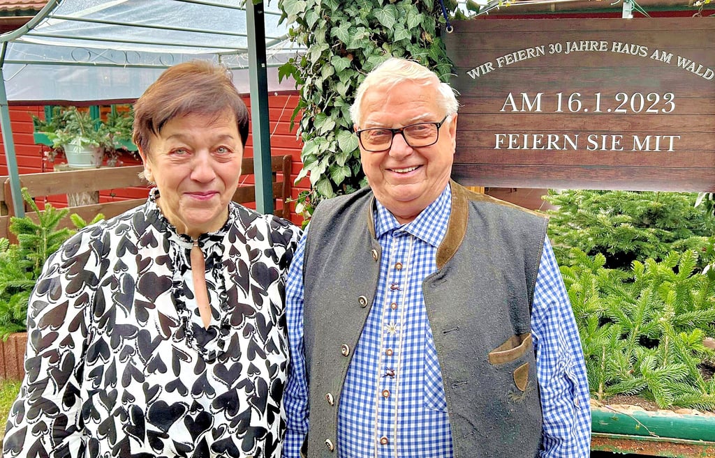 Es ist angerichtet. Edeltraud und Günter Küstenbrück feiern mit ihren Gästen 30 Jahre „Haus am Wald“ in Zörnigall.