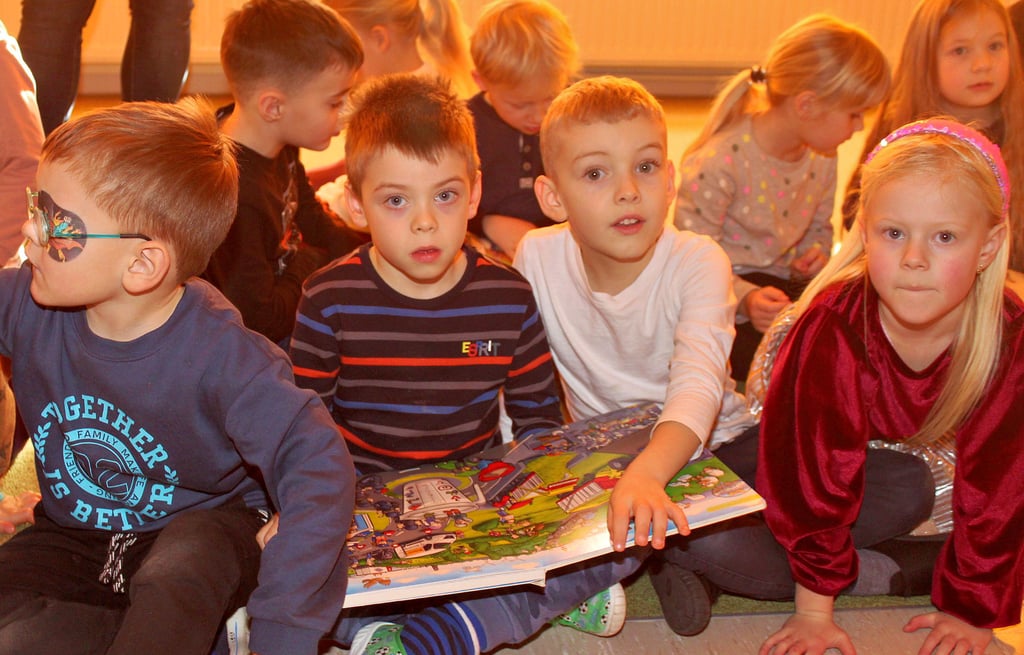 Die Kinder der Kita "Waldwichtel" in Bebertal haben sich auf die Wimmelbücher gestürzt.