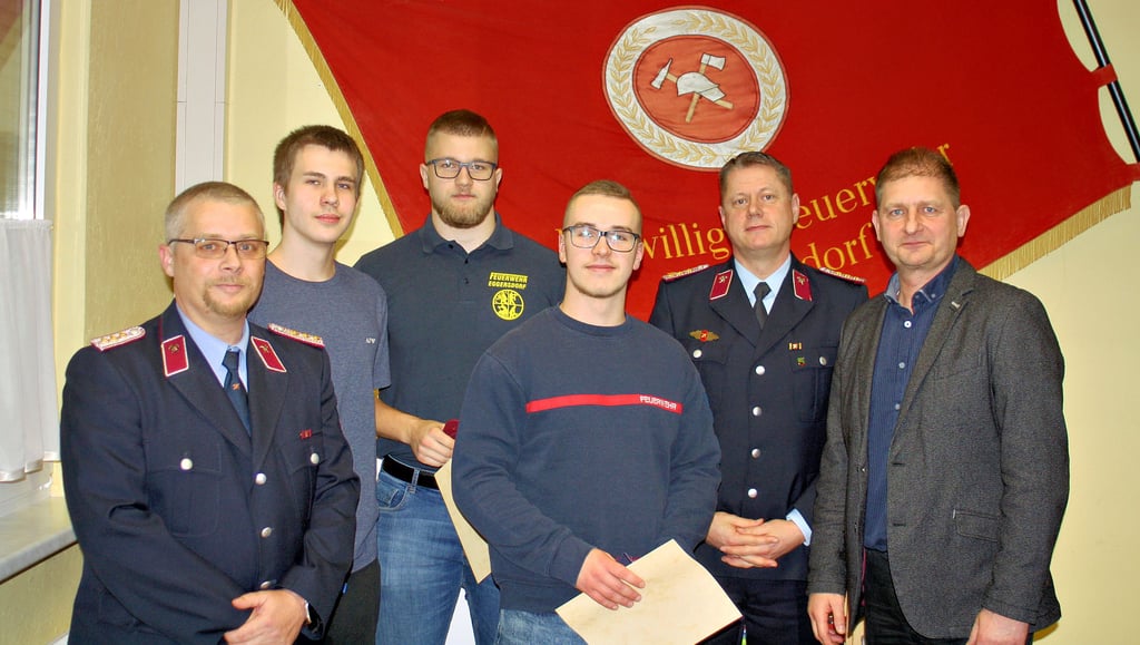 Gruppenbild der Eggerdorfer Feuerwehr (von links): Wehrleiter Stefan Ziem, Feuerwehrmänner Glenn Müller, Alexander Thiemann, Denny Radyge, Gemeindewehrleiter Hans-Georg Fabian und Bördelands Bürgermeister Marco Schmoldt.