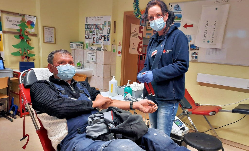 Jana Peter (rechts) hat Steffen Fröhlich, der am Montag zum zweiten Mal spendete, in der Lützener Grundschule Blut abgenommen.