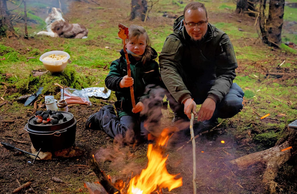 René Golz bietet Abenteuer im Oberharzer Wald. Er lädt dazu ein, zu lernen, wie man in freier Natur überlebt - auch im Winter. Ein Angebot, das nicht nur Hartgesottene annehmen, sondern auch Familien.