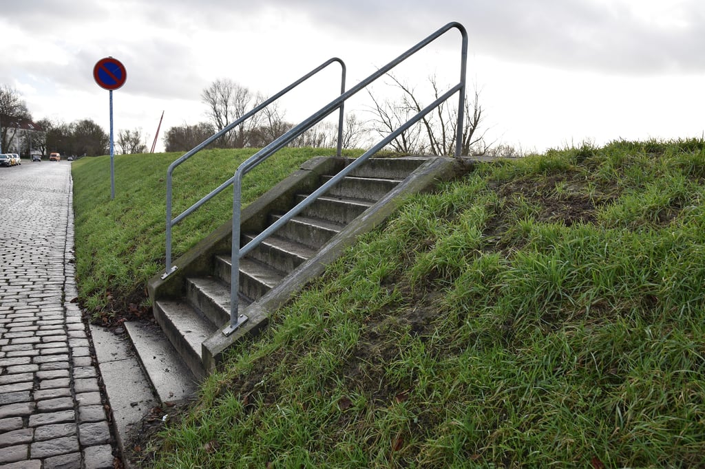 Eine Treppe an der Büchnerstraße in Magdeburg führt hoch zum Deich.